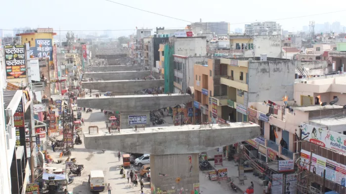 नोएडा में निर्माणाधीन भंगेल एलिवेटेड रोड। फोटो - जागरण