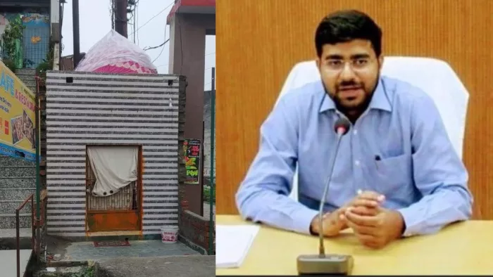 छोटे कमरे में रखी भगवान हनुमान जी की मूर्ति को कपड़े से ढक दिया गया।