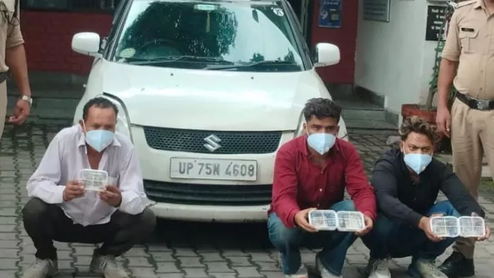 वाहन में लिफ्ट देकर ठगी करने के आरोप में गिरफ्तार आरोपित। जागरण