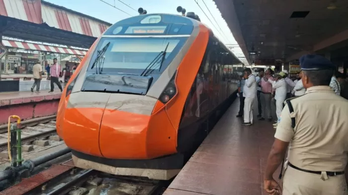 नई दिल्ली जाने वाली 20 कोच की वंदे भारत एक्सप्रेस l स्रोत-रेल
