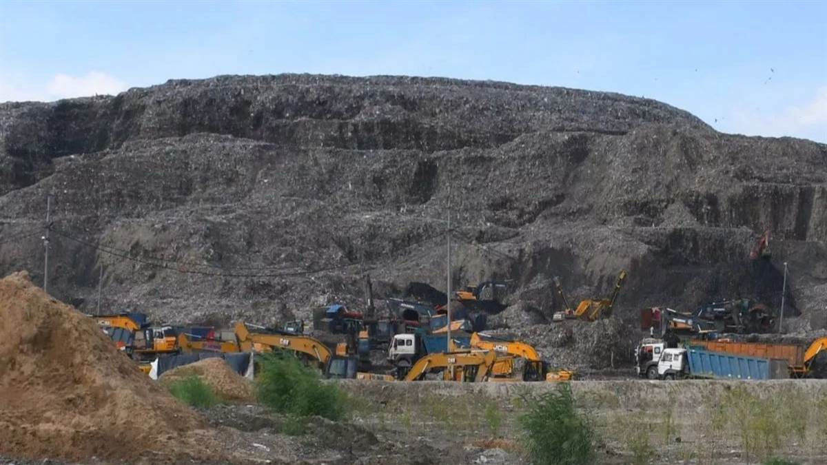 https://www.jagranimages.com/images/newimg/15092025/15_09_2025-bhalswa_landfill_24047409.jpg
