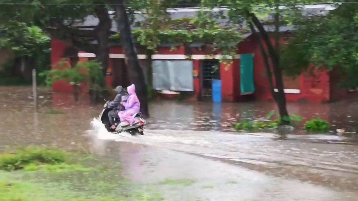 https://www.jagranimages.com/images/newimg/15092025/15_09_2025-chakradharpur_rain_24047516.jpg