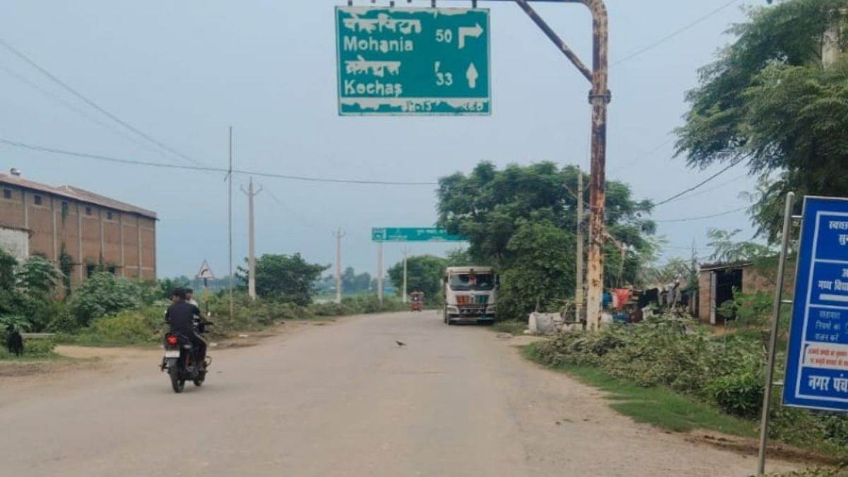 https://www.jagranimages.com/images/newimg/15092025/15_09_2025-chausa_gola_kochas_road_24047376.jpg