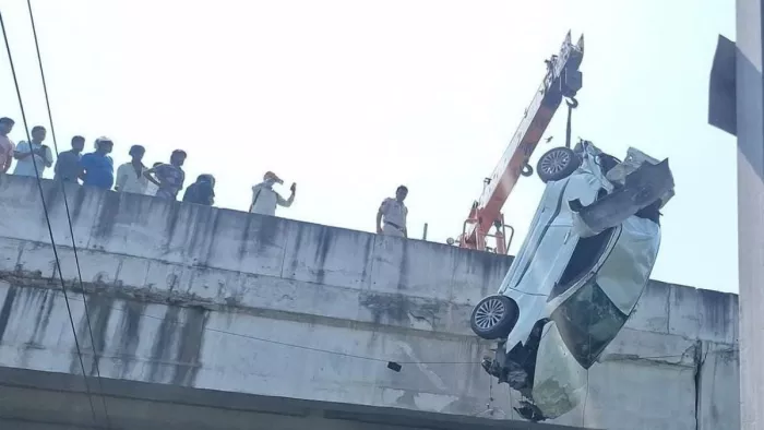 रेलिंग तोड़ते हुए आरओबी से रेलवे लाइन पर गिरी कार। जागरण