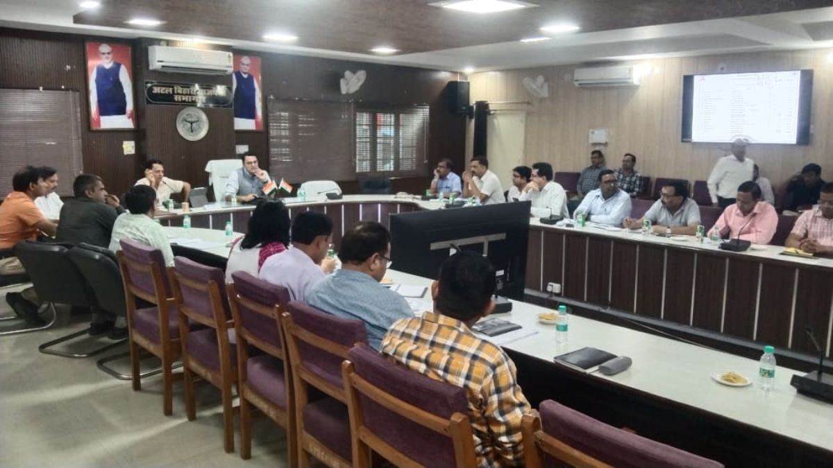 https://www.jagranimages.com/images/newimg/15092025/15_09_2025-dm_badaun_24048103.jpg
