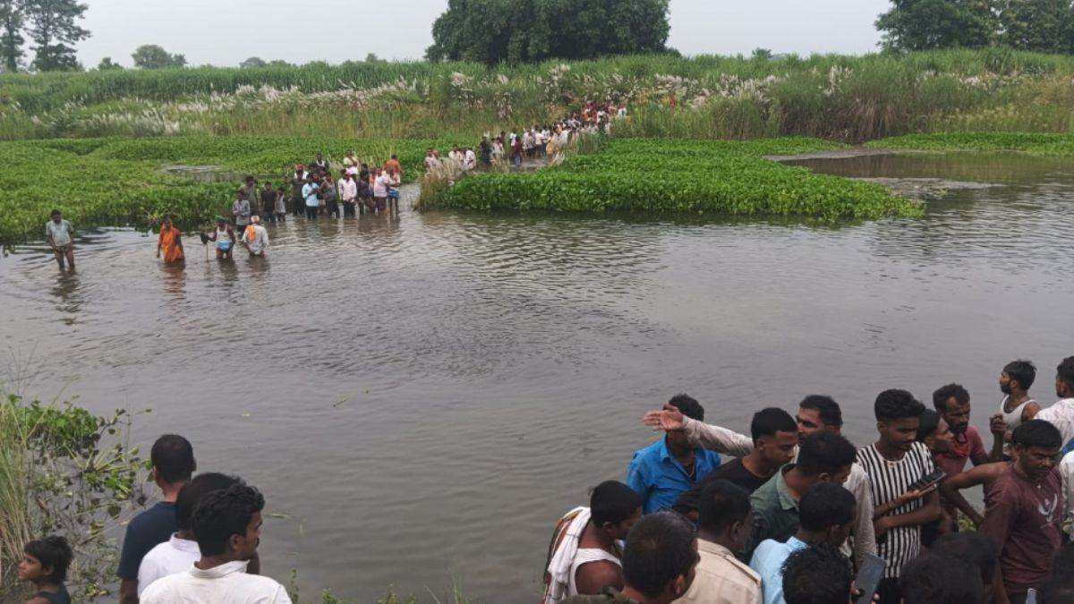 https://www.jagranimages.com/images/newimg/15092025/15_09_2025-drawn_in_gandak_river_24047416.jpg