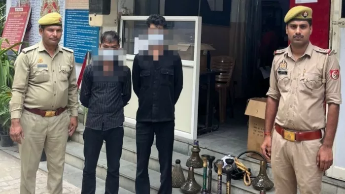 थाना कौशांबी पुलिस टीम द्वारा गिरफ्तार गॉड फादर क्लब में अवैध हुक्का बार चलाने के दो आरोपित। सौ. पुलिस