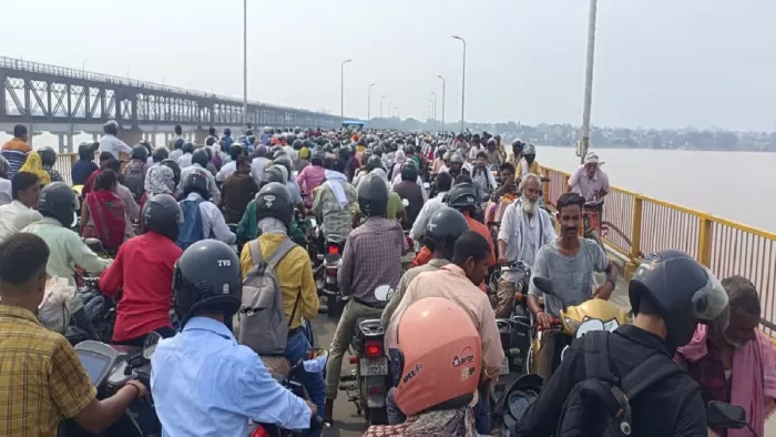 प्रयागराज के फाफामऊ पुल की मरम्मत के कारण सोमवार को लगा भीषण जाम, वाहन चालकों को परेशानी हुई। जागरण