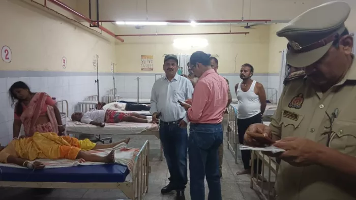 जिला अस्पताल में घायलों के बेहतर इलाज के संबंध में निर्देश देते जिलाधिकारी डॉ. दिनेश चंद्र। जागरण फोटो