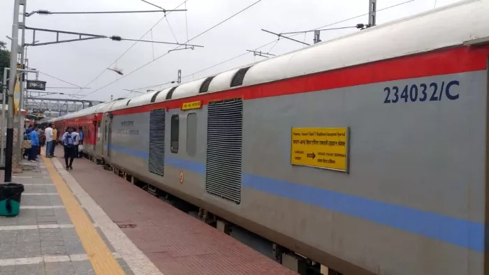Indian Railways News: मिजोरम से चलकर सैरांग आनंद विहार राजधानी एक्सप्रेस भागलपुर पहुंची।