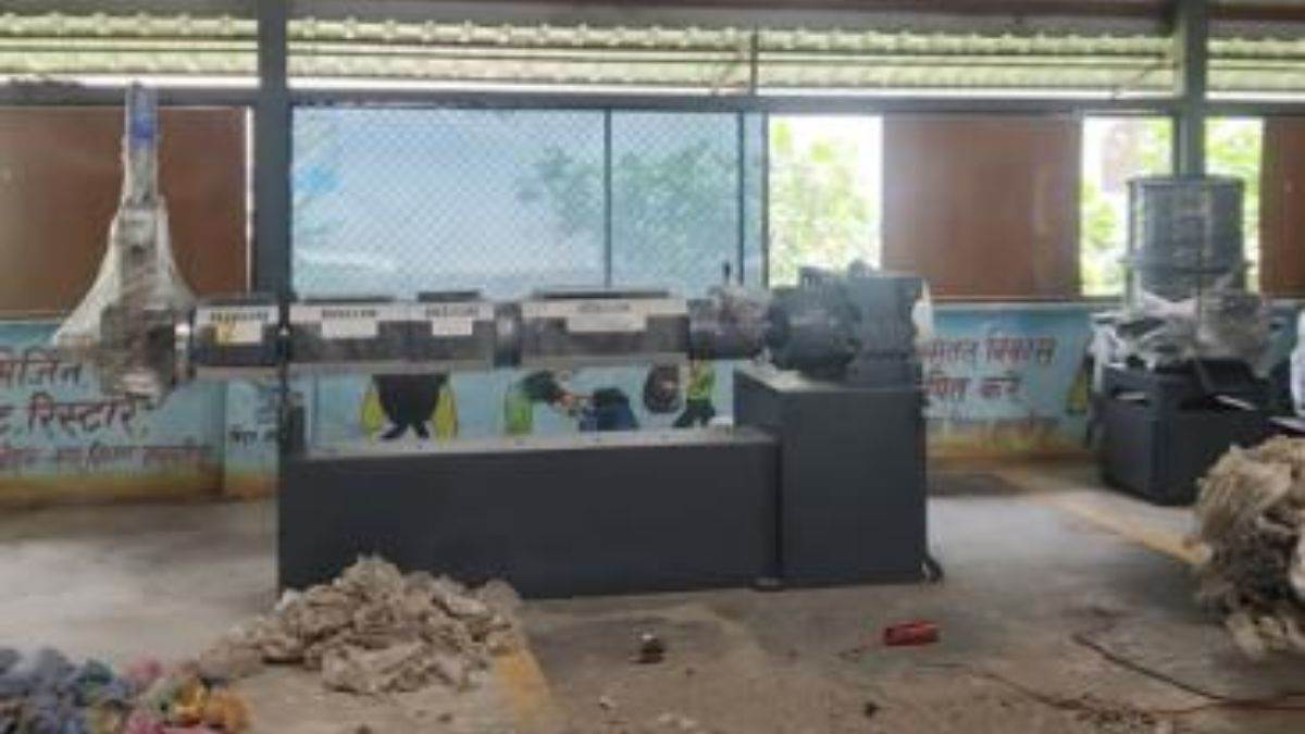 https://www.jagranimages.com/images/newimg/15092025/15_09_2025-plastic_recycling_machine_24047652.jpg