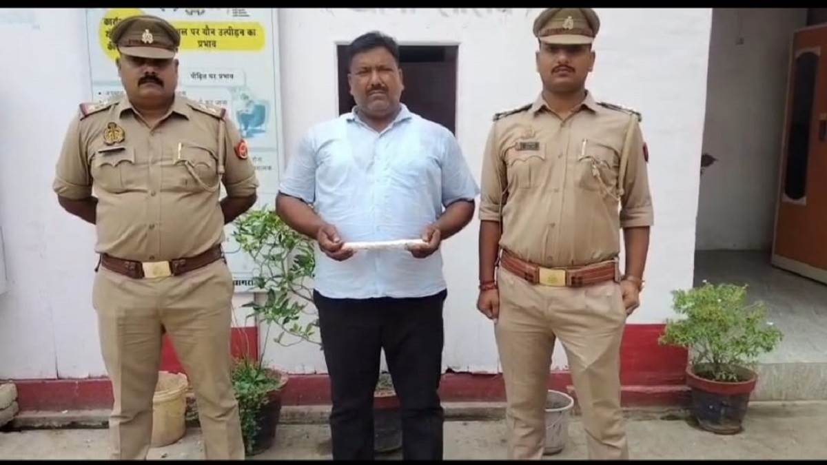 https://www.jagranimages.com/images/newimg/15092025/15_09_2025-police_arresting_24048179.jpg