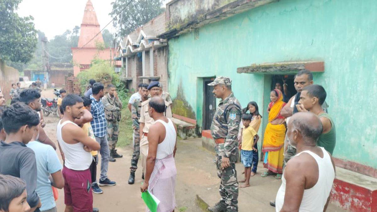 https://www.jagranimages.com/images/newimg/15092025/15_09_2025-police_in_jamtada_24047500.jpg