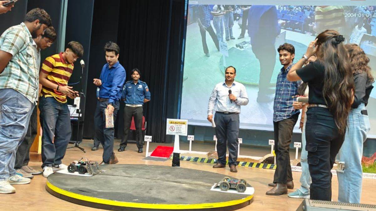 https://www.jagranimages.com/images/newimg/15092025/15_09_2025-robot_24047986.jpg