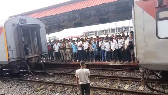 श्रमजीवी एक्सप्रेस ट्रेन दो हिस्सों में बंटी