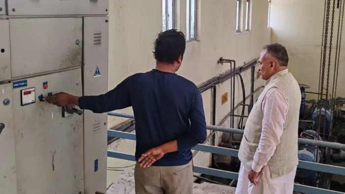 जाजल रेनीवेल का निरीक्षण करते मेयर राजीव जैन। सौजन्य- अर्काइव