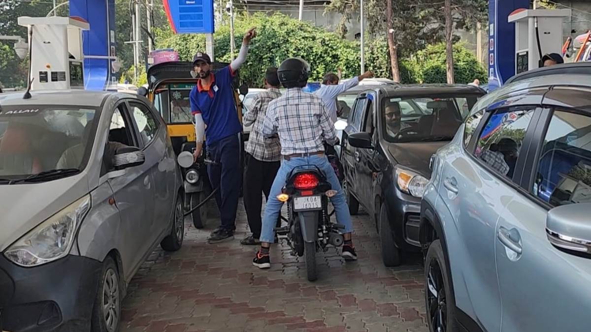 https://www.jagranimages.com/images/newimg/15092025/15_09_2025-srinagar_petrol_pump_24048014.jpg