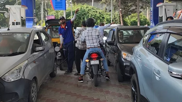 जम्मू-श्रीनगर राजमार्ग की मरम्मत जारी है, और मुगल रोड को खुला रखा गया है।