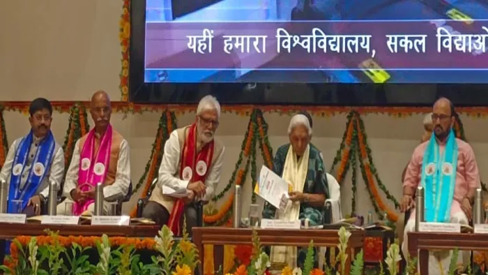 State University Convocation रज्जू भैया विश्वविद्यालय के दीक्षांत समारोह में मंचासीन कुलाधिपति आनंदी बेन पटेल व अन्य अतिथि। जागरण