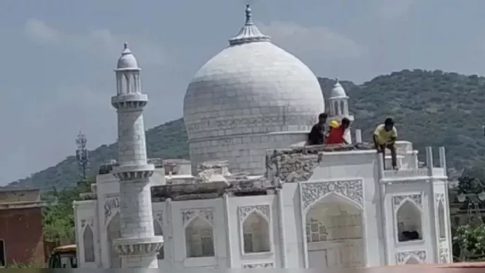 अजमेर के सेवन वंडर पार्क में बने ताजमहल को गिराने का काम जारी। फाइल फोटो