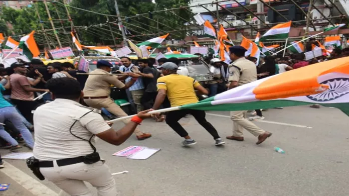 अभ्यर्थियों पर पुलिस राष्ट्रध्वज लगा लाठी से मारा