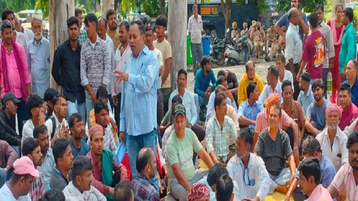 नगर निगम चंडीगढ़ मुख्यालय के बाहर धरना-प्रदर्शन करते स्ट्रीट वेंडर्स।