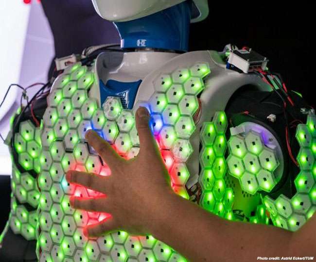 AI स्किन से लैस पहला रोबोट तैयार, अब अपने परिवेश और शरीर को भी महसूस कर सकेंगे रोबोट