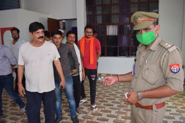 भाजपा नेता के घर पर फेंका एल्बो, खिड़की का शीशा टूटा, मिली थी धमकी