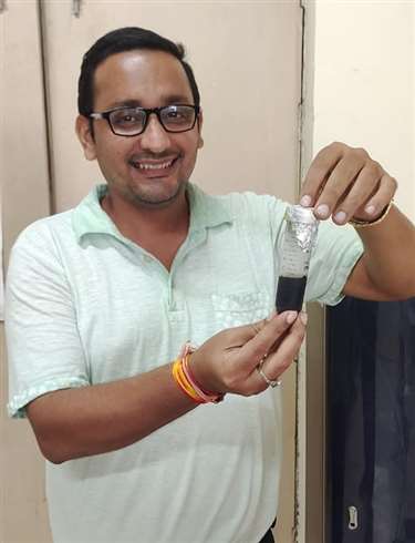 आइआइटी-बीएचयू के बायोवेस्ट प्रयोगशाला में तैयार किए गए खुफिया स्याही को दिखाते केमिकल विज्ञानी डा. विशाल मिश्रा।