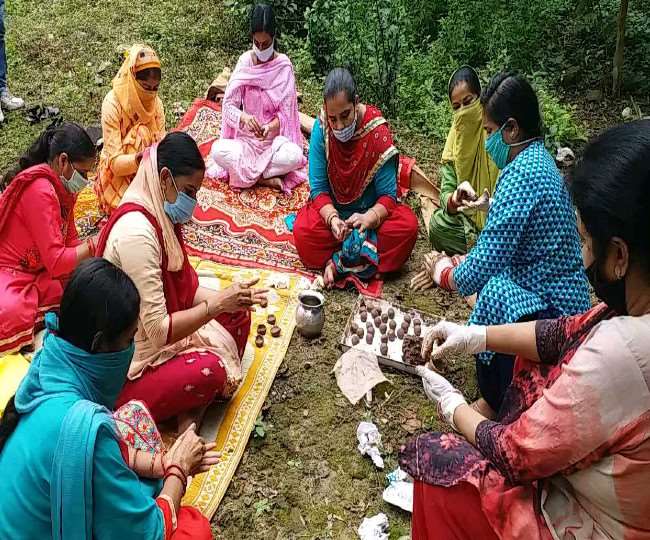 Women Start Self Employment in Corona Period with Help of Administration  Make Wonderfull Candles Jagran Special