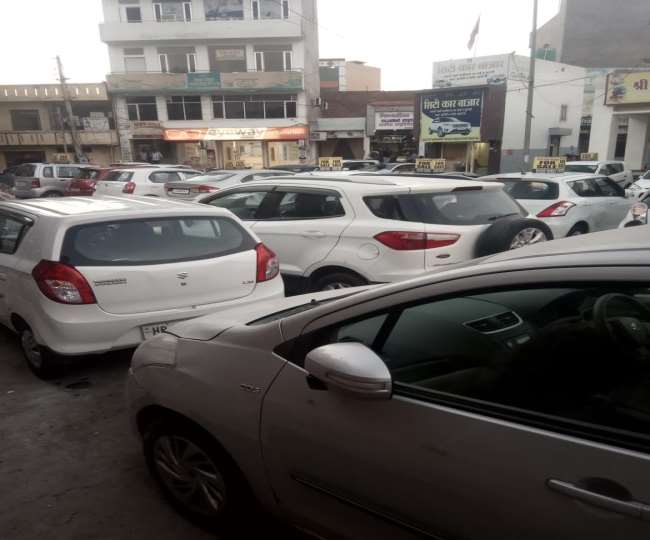 हिसार में कार बाजार की पार्किंग में कार बाजार सज गया है