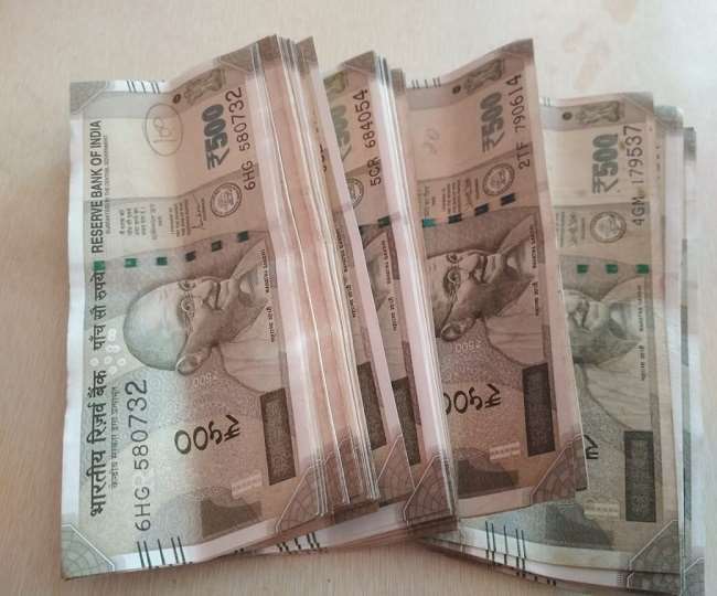 कामकाजी महिलाओं के पास आय के कुछ साधन होते हैं, पर गृहणियों के पास आय का रेगुलर सोर्स नहीं होता।