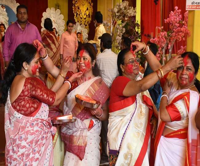 devotees performed dashami worship with vermilion game and mirror immersion in kanpur dance on the threat of dhak