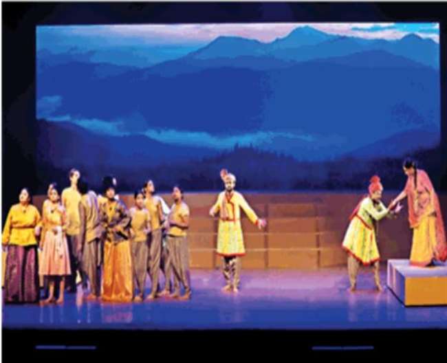 कमानी सभागार में कोरियाई राजा और भारतीय राजकुमारी रत्नाश्री की प्रेम कहानी पर आधारित नाटक के मंचन का एक दृश्य