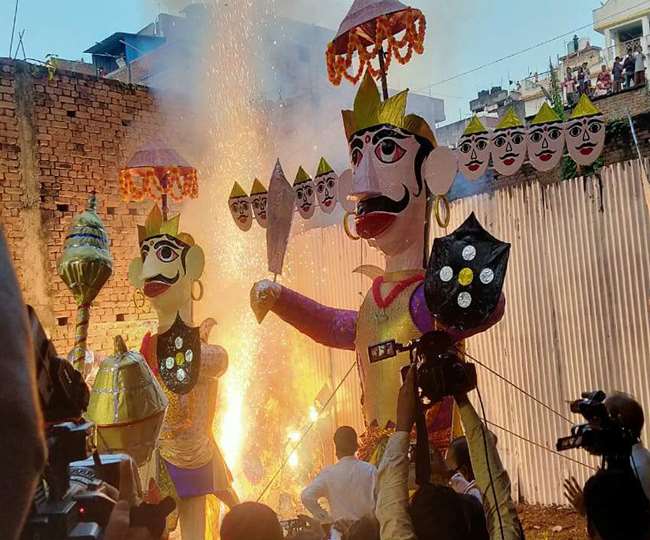 पटना में धू-धूकर जलता रावण का पुतला।