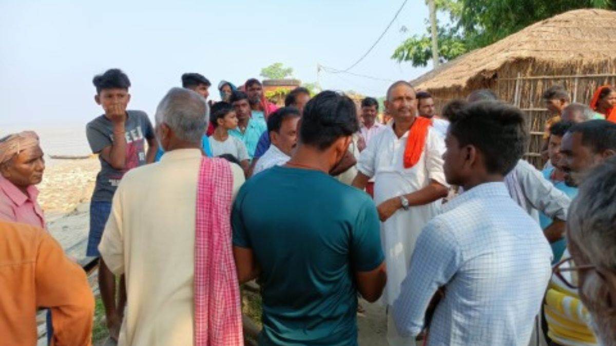 पश्‍चिम चंपारण के बगहा में घटना स्‍थल पर मौजूद स्‍थानीय लोग। फोटो-जागरण