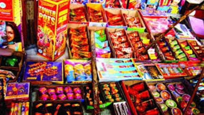 गोदाम से भारी मात्रा में पटाखे जब्त
