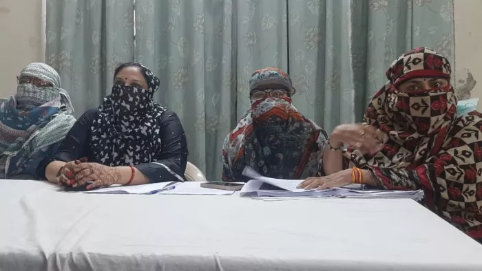 अपने साथ हुए साइबर अपराध की जानकारी देतीं पीड़ित महिलाएं।