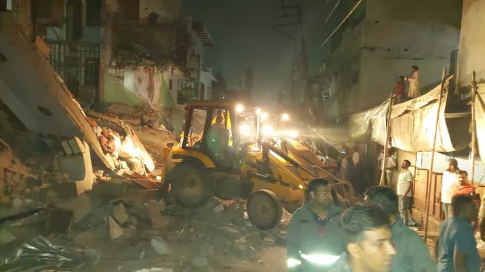 अलीगढ़ में शहर के ऊपर काेट क्षेत्र शुक्रवार रात एक तीन मंजिला मकान गिर कर जमींदोज हाे गया।।