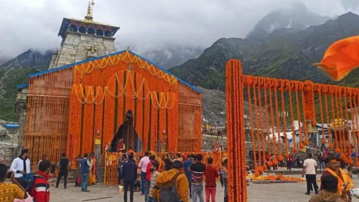 केदारनाथ मंदिर परिसर में भोले बाबा के दर्शनों के लिए उमड़ी भक्तों की भीड़ सतीश गैरोला