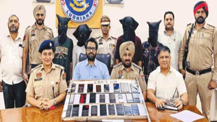 पकड़े गए आरोपितों के बारे में जानकारी देते डीसीपी वरिंदरपाल बराड़ व अन्य l (जागरण)