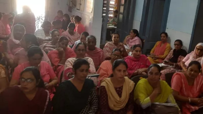 प्राथमिक स्वास्थ्य केंद्र मुजफ्फरपुर में आयोजित मासिक बैठक में उपस्थित आशा कार्यकर्ता