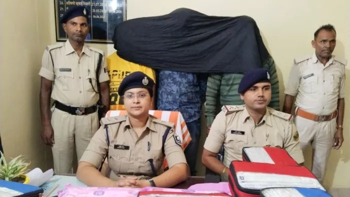 कुचायकोट पुलिस ने राष्ट्रीय राजमार्ग-27 पर भठवां मोड के पास की कार्रवाई। (जागरण फोटो)