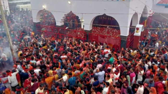 बांका के तिलडीहा दुर्गा मंदिर में दर्शन करते श्रद्धालु। (जागरण फोटो)