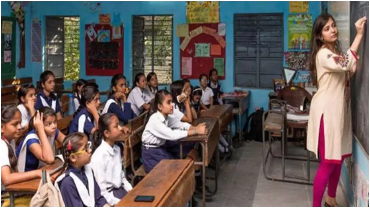 Bihar News: बिहार के बेतिया में शिक्षा विभाग की बड़ी कार्रवाई, इस वजह से  काट लिया 47 अध्यापकों का वेतन - bihar education department deduct salary of  47 teachers of bettiah due to absence