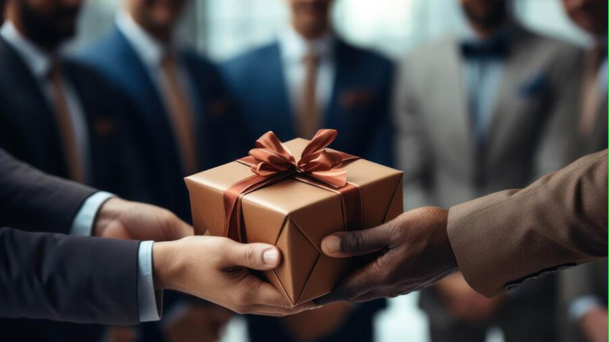 National Boss Day 2023 Gift Ideas अगर आपके बॉस हैं कूल एंड सपोर्टिंग