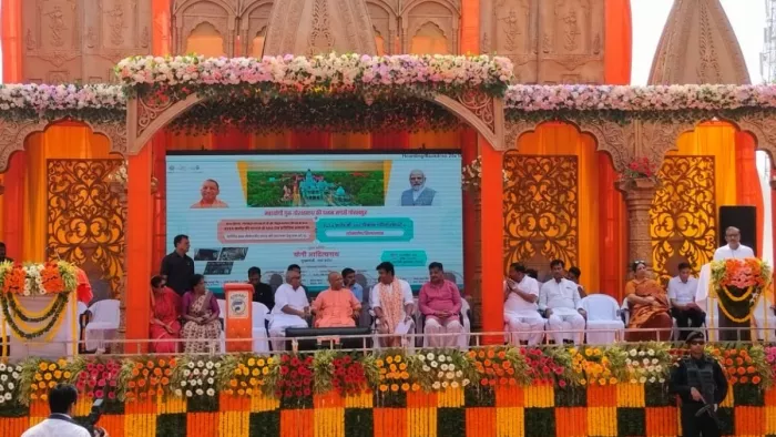 सीएम योगी ने कई परियोजनाओं का लोकार्पण व शिलान्यास किया। -जागरण