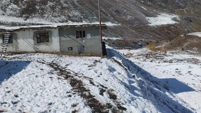 मूसलाधार बारिश के साथ पहाड़ों में हिमपात