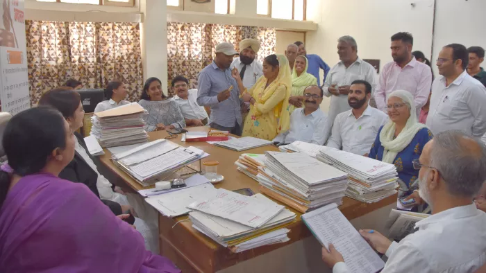 विशेष लोक अदालत में मामले का समाधान होने पर एक दूसरे को मिठाई खिलाकर खुशी जाहिर करते मूकबधिकर दंपत्ति।