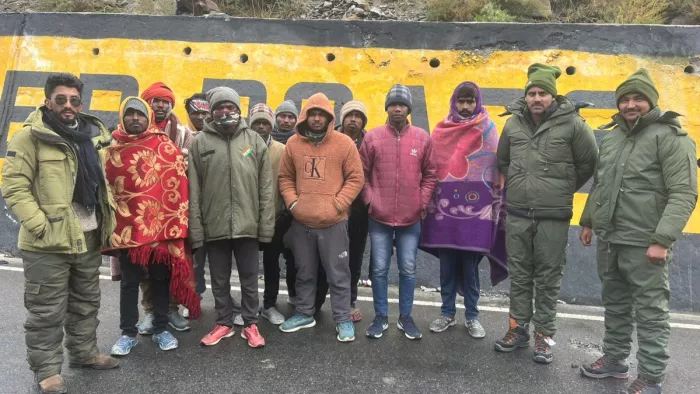 जंस्कार से मनाली आ रहे 15 लोग शिंकुला में फंसे, पुलिस टीम ने किया रेस्क्यू